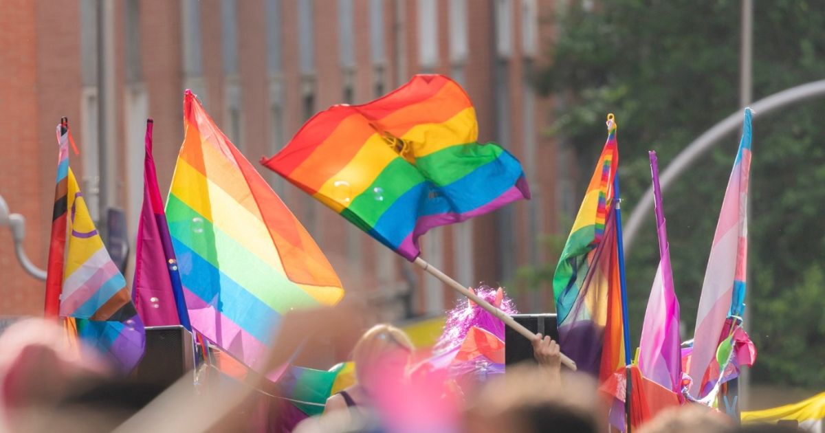 Bandeiras arco-iris, comunidade LGBT. Foto Outreach
