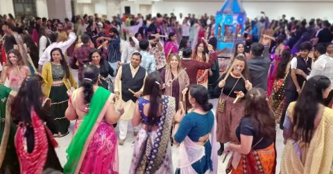 Começou o festival Navaratri e a comunidade hindu convida todos a celebrar Celebração no salão de festas do templo Radha Krishna, em Lisboa. Foto Comunidade Hindu de Portugal