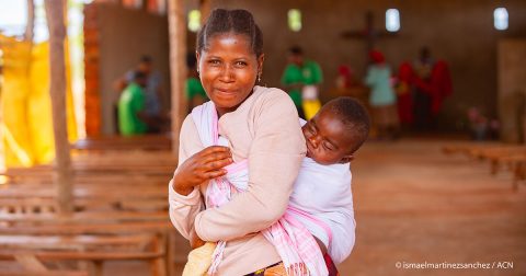 “O outro não é meu inimigo só porque tem uma cultura diferente” mãe e filho, África