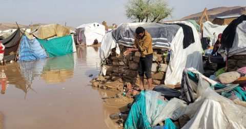 “Não pode haver paz verdadeira sem justiça climática”, alertam organizações católicas Iemenitas deslocados devido às cheias. Foto © AcnurYDF