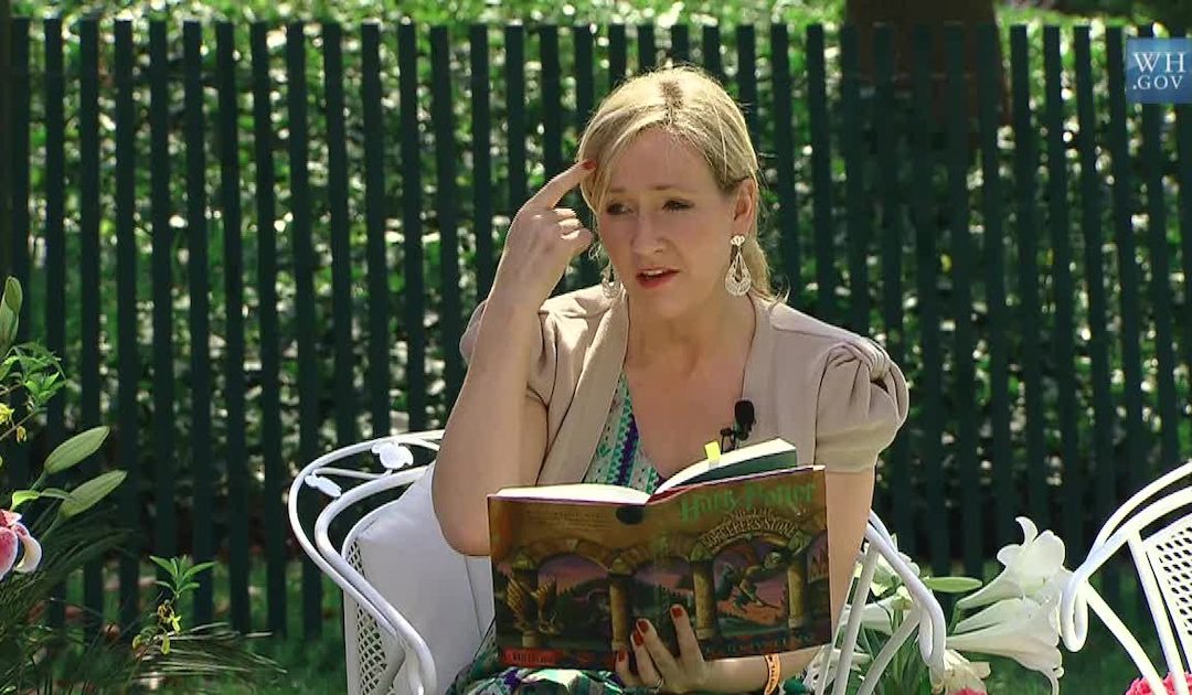 J.K. Rowling, autora de Harry Potter, sente desde há muito “um vácuo em forma de Deus”