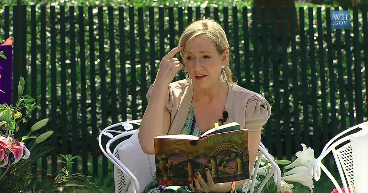J._K._Rowling_at_the_White_House_2010-04-05_8 Nesta imagem de arquivo, de 2010, a escritora J.K. Rowling lê trechos de Harry Potter e a Pedra Filosofal no Easter Egg Roll na Casa Branca. Captura de ecrã retirada do vídeo oficial da Casa Branca. Imagem © Executive Office of the President, Public domain, via Wikimedia Commons.