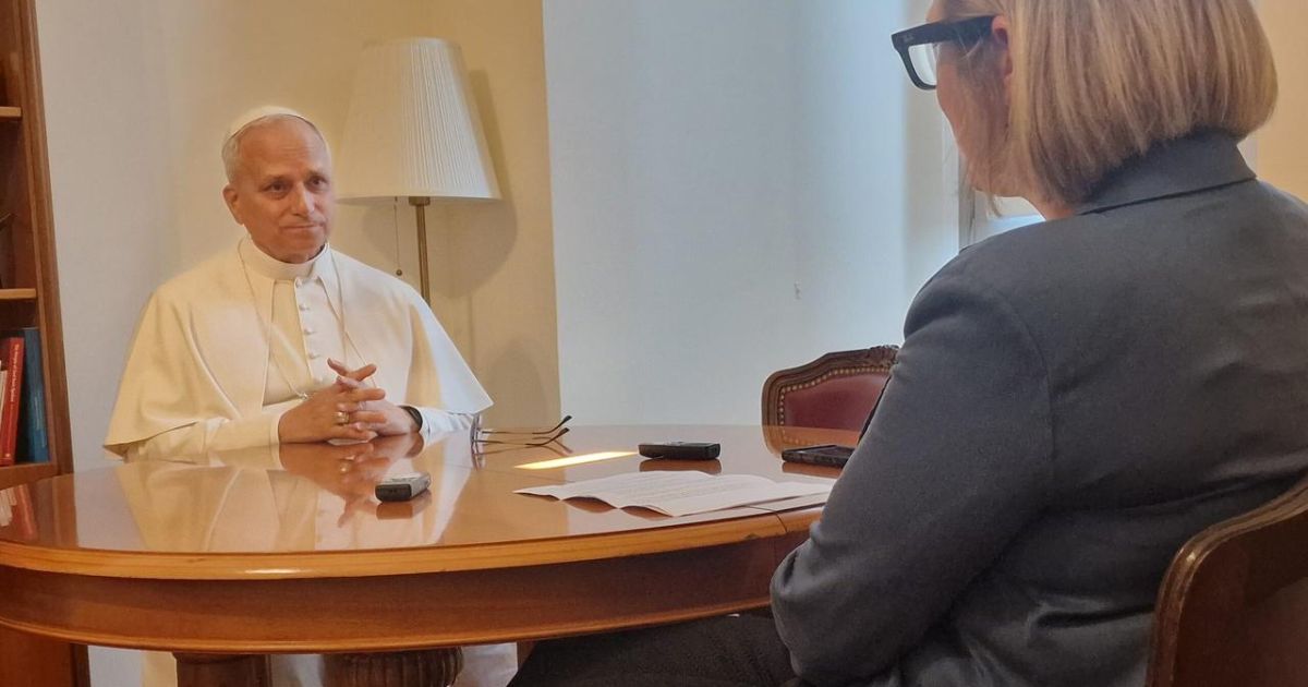 Leão XIV durante a entrevista com a jornalista do Crux, Elise Ann Allen, a 30 de julho de 2025. Foto Crux