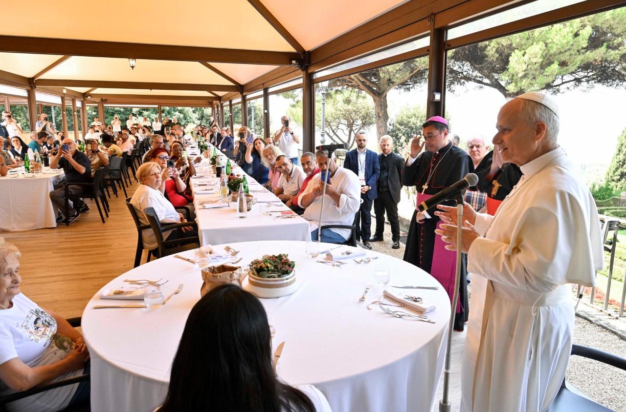O Papa no almoço com os pobres em Castel Gandolfo. Foto Vatican Media
