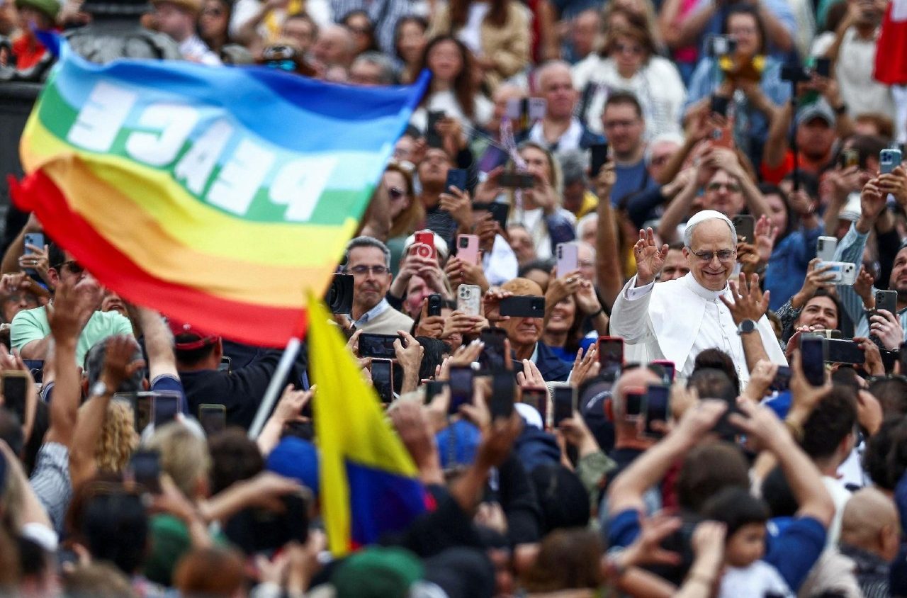 Papa sauda os fieis antes de uma audiencia geral. Foto Vatican Media