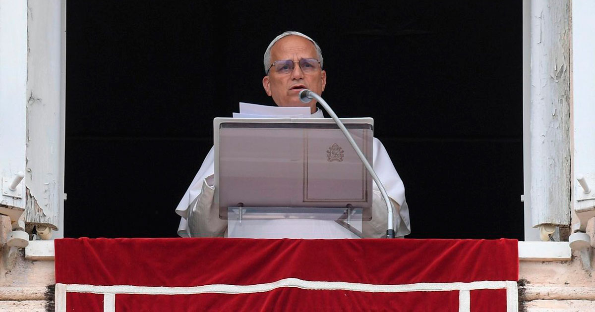 O Papa Leão XIV à janela do apartamento, no ângelus de 1 de setembro de 2025. Foto © Vatican Media