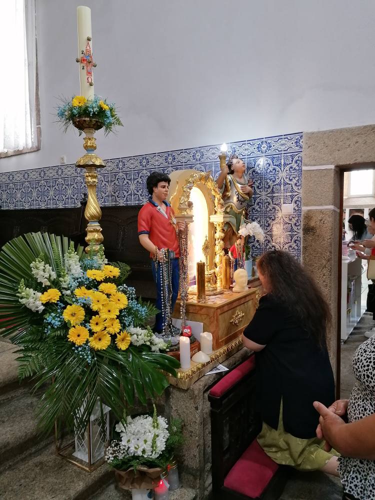 Paróquia de Duas Igrejas, Vila Verde, com o seu altar relicário de Carlo Acutis b