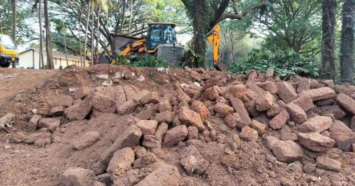 Uma fotografia de máquinas de movimentação de terra abrindo caminho através de fundações centenárias de uma igreja em Velha Goa, em março.Foto DR