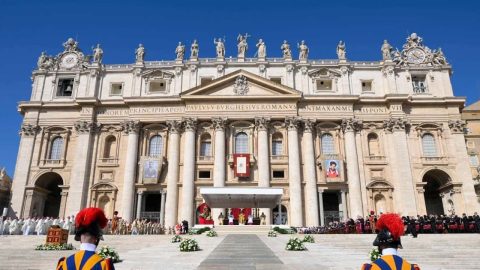 Os jovens italianos Pedro Jorge Frassati (1901-1925) e Carlos Acutis (1991-2006) foram tornados santos, na primeira celebração de canonização do pontificado de Leão XIV. Foto Vatican Media, via Agência Ecclesia.