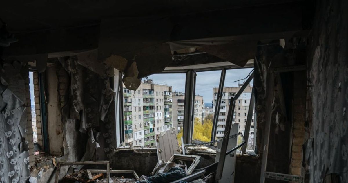 © Missão Humanitária ProliskaJose Colon Um edifício em Kupiansk, Ucrânia, fica em ruínas após ataques aéreos.