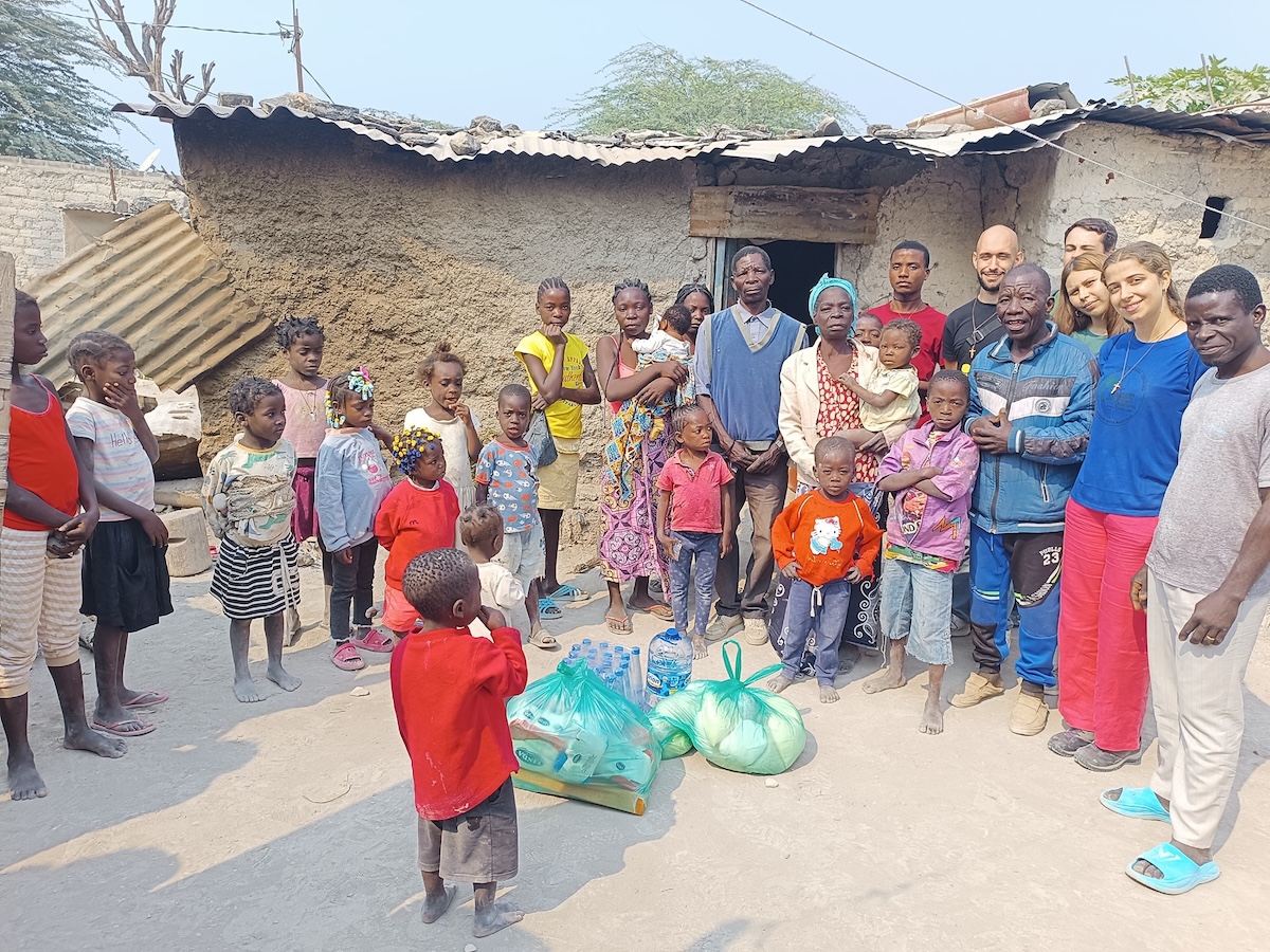 Voluntários distribuíram alimentos em Funda, Angola. Foto: Direitos reservados.