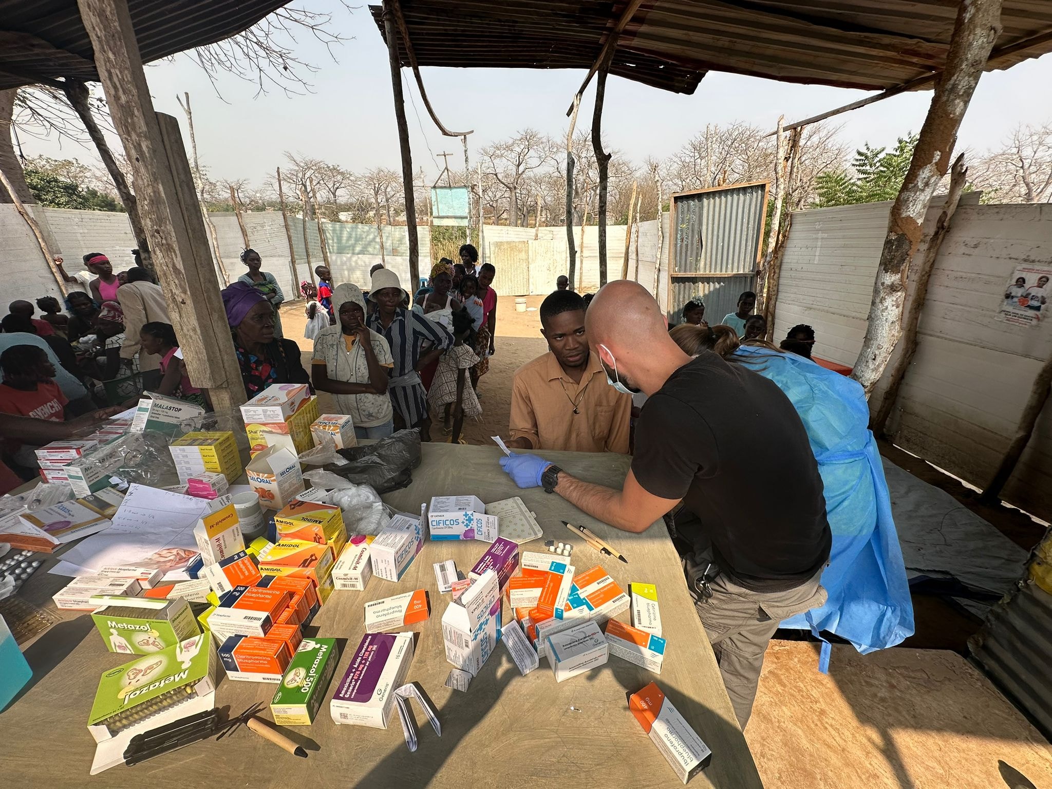 Voluntários distribuíram ainda medicamentos, em Funda, Angola. Foto: Direitos reservados.