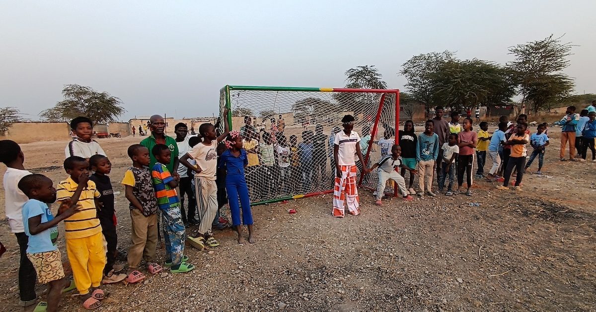 Voluntários prepararam-balizas para comunidade de Funda, em Angola. Foto: Direitos reservados.