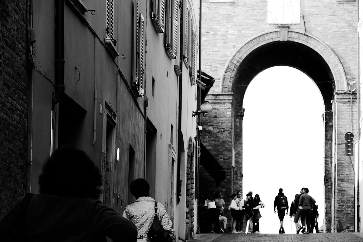 [Carecemos da narração dos nossos Atos eclesiais. © Fotografia (Rua de Urbino): Joaquim Félix]