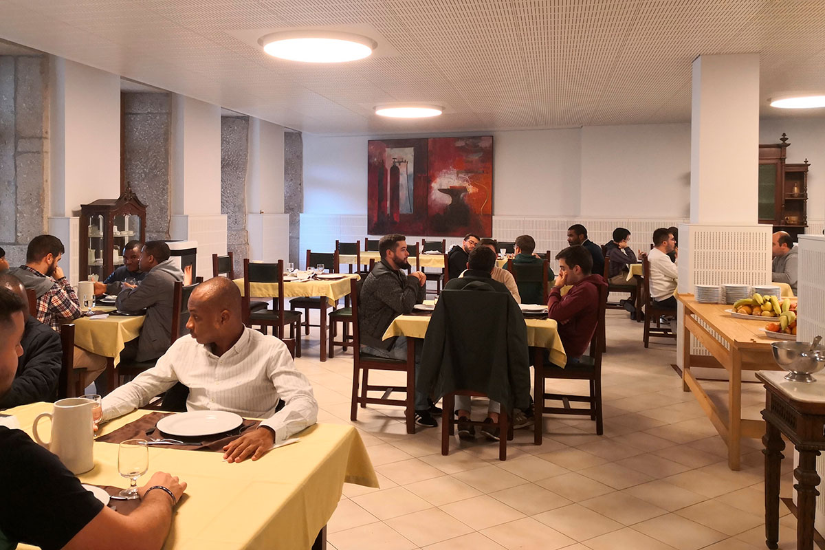 [Díptico «Atos dos Apóstolos», de Asbjørn Andresen, já instalado no refeitório do Seminário Conciliar. © Fotografia: Joaquim Félix]