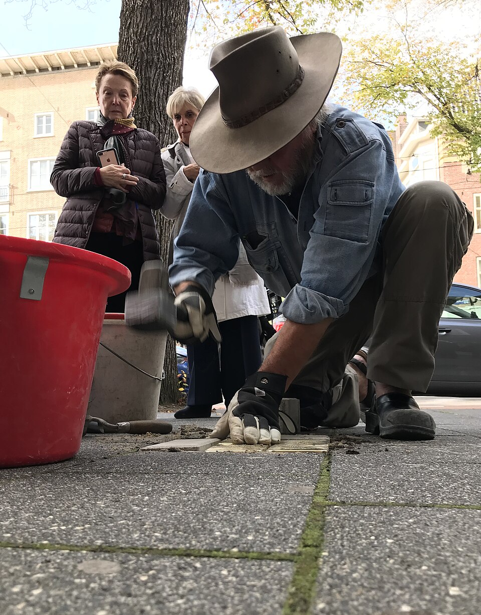 960px-Gunter_Demnig_installs_Stolpersteine_in_Amsterdam,_October_3,_2018 Foto Photojack50