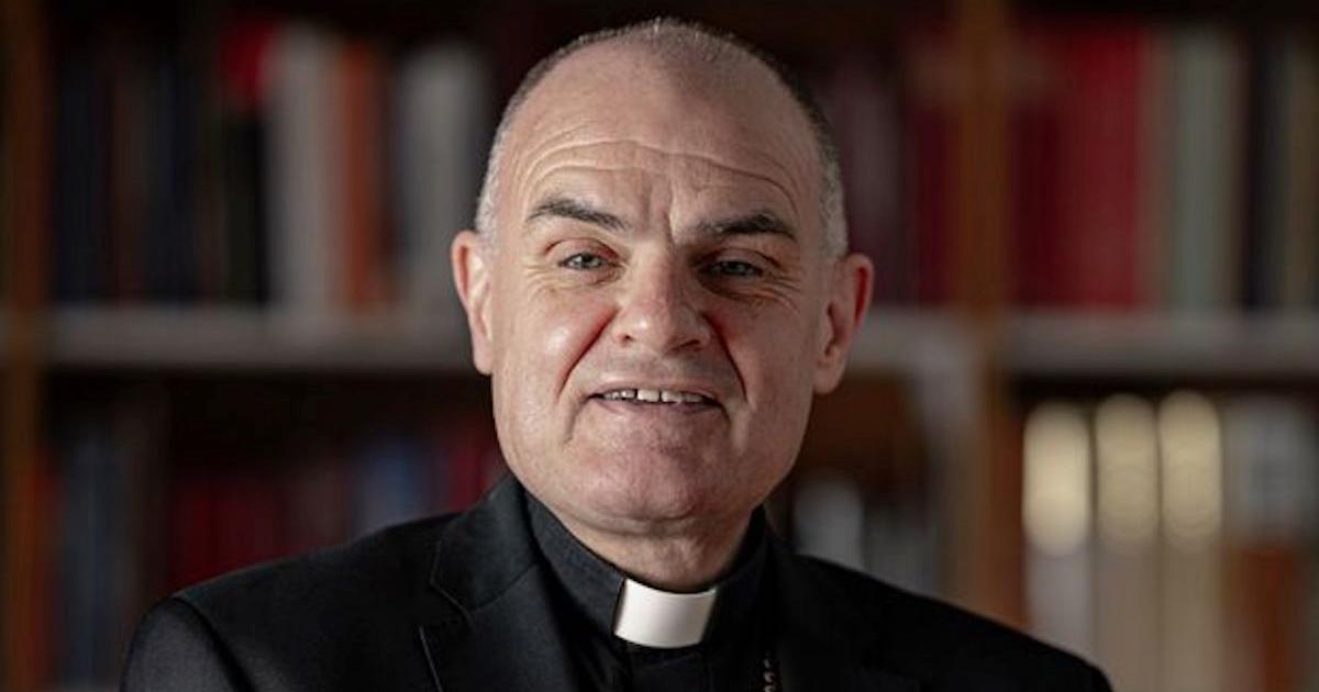 Bischof_Ivo_Muser Deputado pretendia que fosse votada proposta que exigia a renúncia do bispo, Ivo Muser, da diocese de Bolzano-Brixen, argumentando com o comportamento do prelado relativamente a um caso de abusos de um membro do clero local. Pormenor da foto retirada do site oficial da diocese.