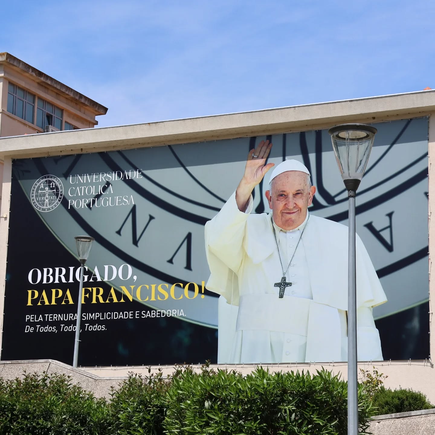 Cartaz de homenagem e agradecimento da Universidade Católica Portuguesa ao Papa Francisco, após o seu falecimento. Foto UCP