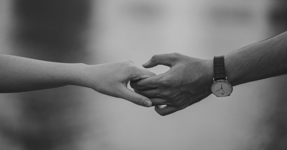 Casal a dar as mãos. Foto Min An Pexels