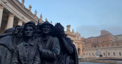 Portugueses em Roma para o Jubileu dos Migrantes e do Mundo Missionário Escultura de bronze “Angels Unawares” que representa um grupo de migrantes e refugiados, está instalada na Praça de São Pedro, no Vaticano. Foto Clara Raimundo