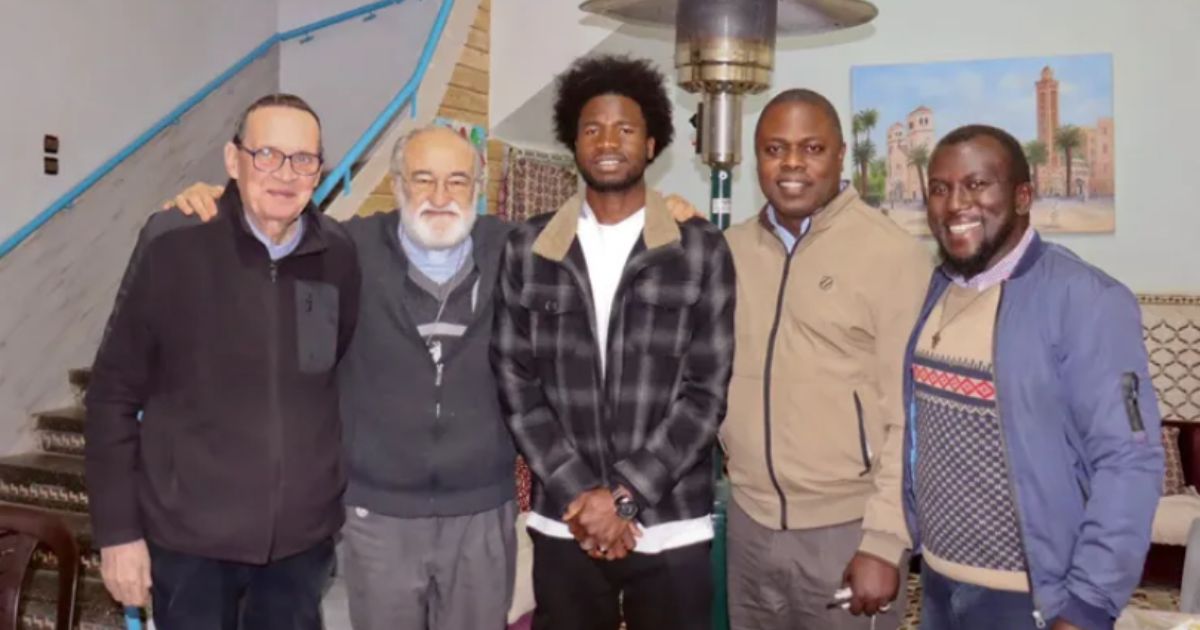 Francesco Giuliani (Instituto Missionário da Consolata-IMC), Cristóbal Lopes Romero (arcebispo de Rabat), Madiou Kombassa (jovem migrante), Patrick Mandondo e Edwin Osaleh (IMC). Foto Direitos res