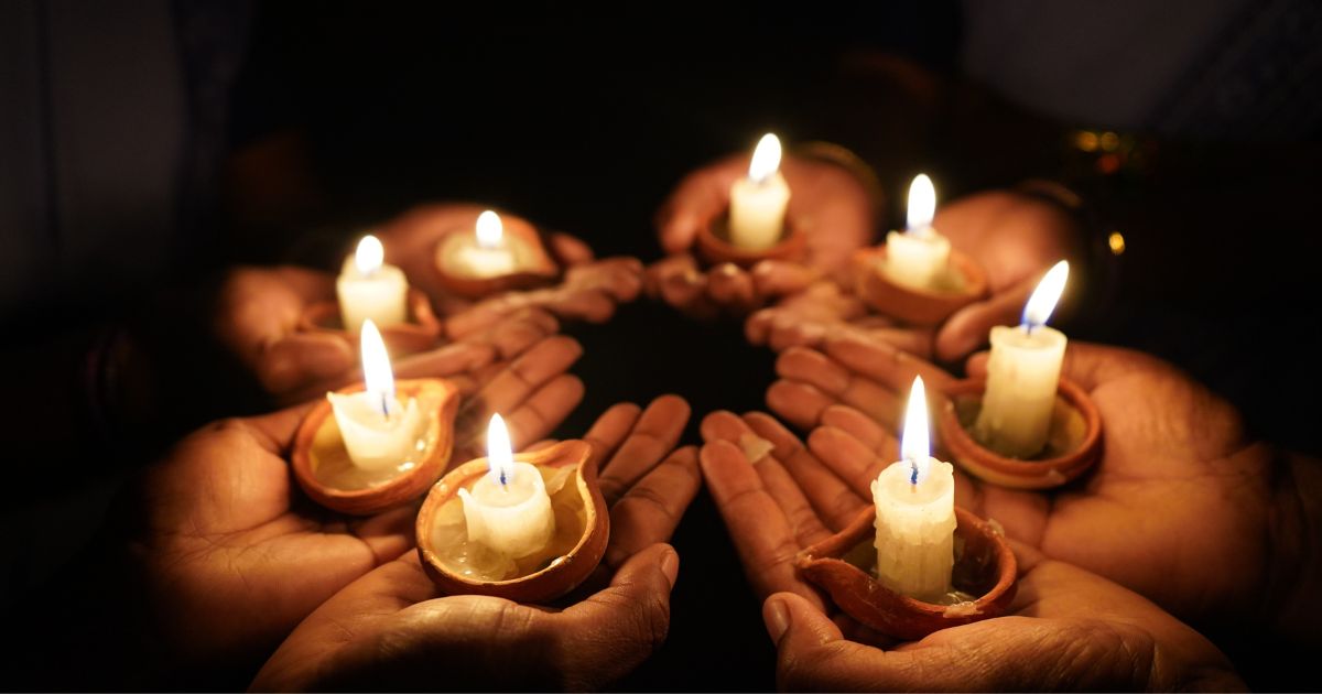 Hindus, velas, luz, Diwali. Foto ElizaSSpS_Photos de pixabay Hindus, velas, luz, Diwali. Foto ElizaSSpS_Photos de pixabay