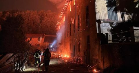 Incêndio destrói mosteiro histórico italiano onde Carlo Acutis recebeu Primeira Comunhão Incendio destroi Monastero della Bernaga . Foto Vigile del Fuoco