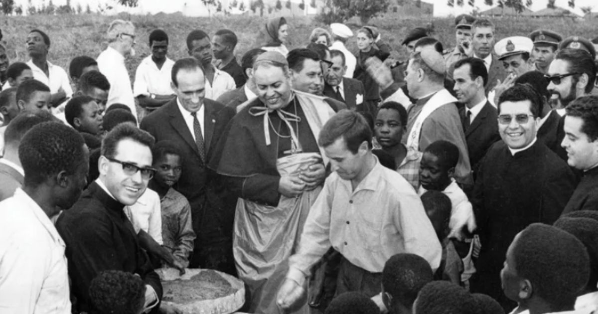 Lançamento da primeira pedra do Lar Escolar Paulo VI, em Lichinga, com a presença do arcebispo Eurico Dias Nogueira. Foto © Arquivo FM