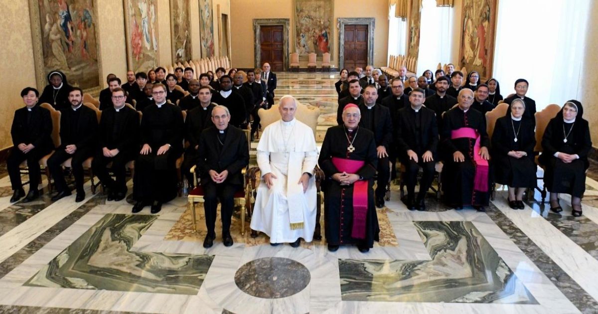 Leão XIV recebeu na manhã desta segunda-feira, 20 de outubro, os membros do Pontifício Colégio Português de Roma Foto Vatican Media Leão XIV recebeu na manhã desta segunda-feira, 20 de outubro, os membros do Pontifício Colégio Português de Roma Foto Vatican Media