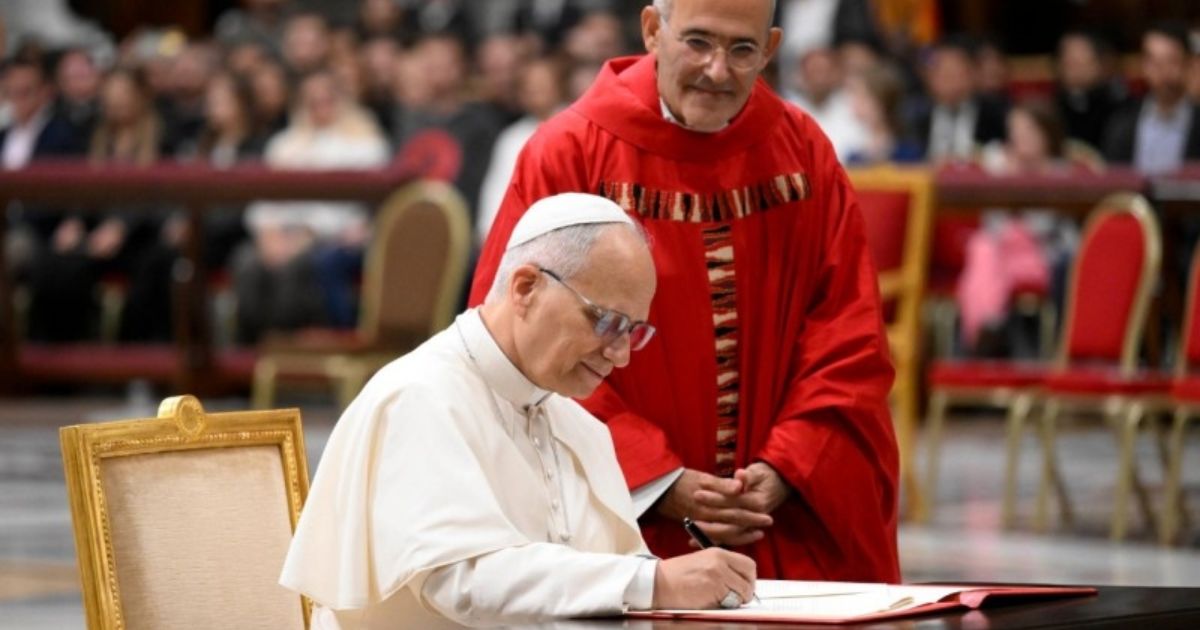 O Papa Leão XIV assina a Carta Apostólica “Desenhar novos mapas de esperança” após a assinatura na Basílica Vaticana. Ao lado, o cardeal José Tolentino de Mendonça, prefeito do Dicastério para a Cultura e a Educação