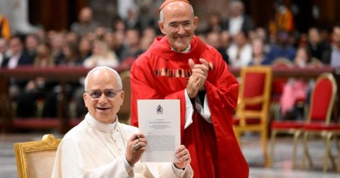 "A educação católica não pode calar: deve unir justiça social e ambiental" O Papa Leão XIV mostra a Carta Apostólica “Desenhar novos mapas de esperança” após a assinatura na Basílica Vaticana. Ao lado, o cardeal José Tolentino de Mendonça, prefeito do Dicastério para a C