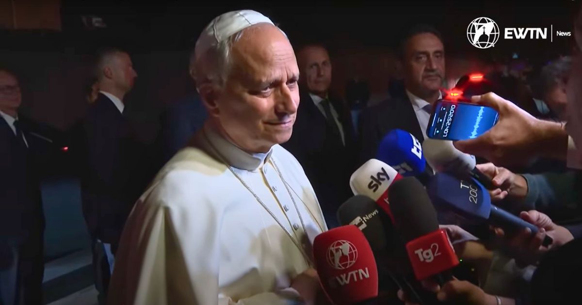 Papa Leão XIV fala aos jornalistas à saída de Castel Gandolfo. Imagem reproduzida a partir da transmissão da EWTN News Papa Leão XIV fala aos jornalistas à saída de Castel Gandolfo. Imagem reproduzida a partir da transmissão da EWTN News