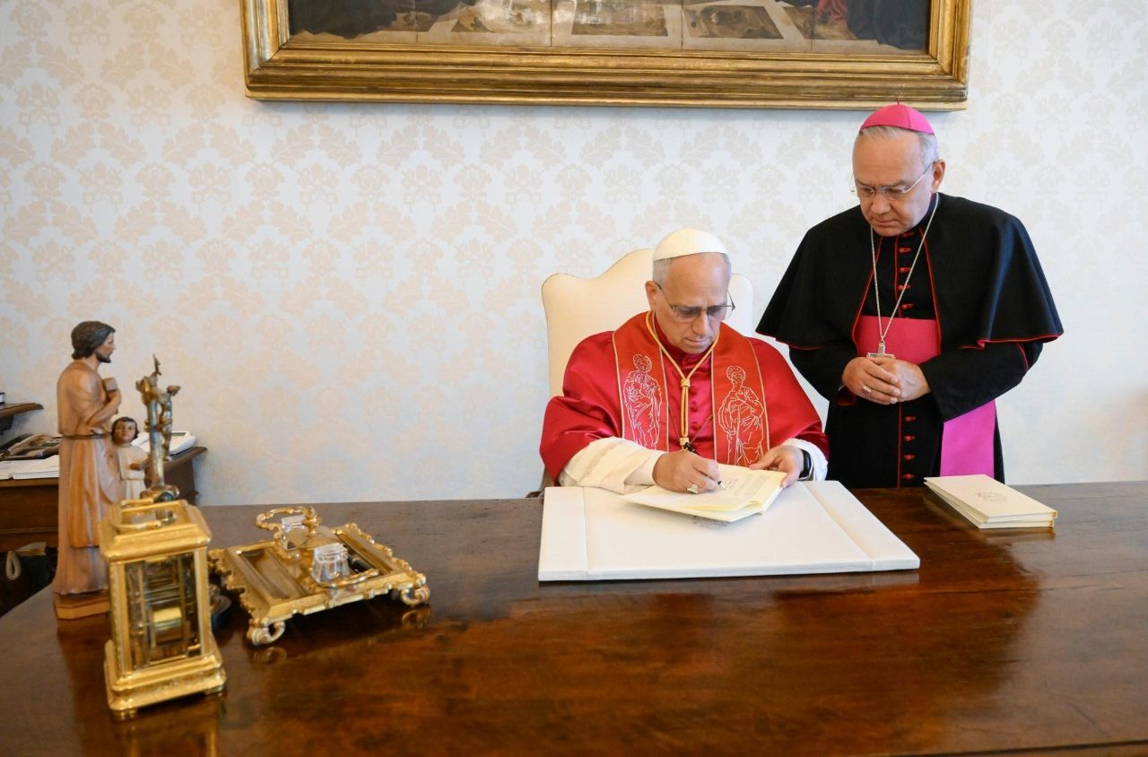 Papa assina exortação apostólica Dilexi te. Foto Vatican Media