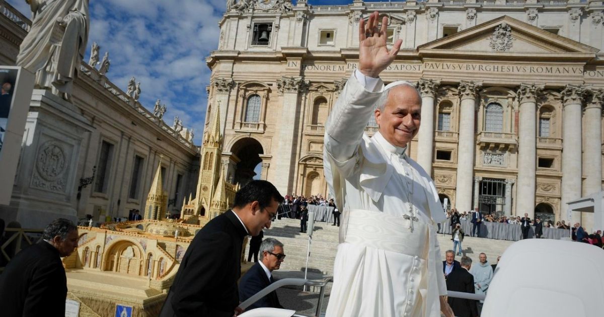 Papa leão XIV antes de uma audiência na Praça de São Pedro. Foto Vatican Media