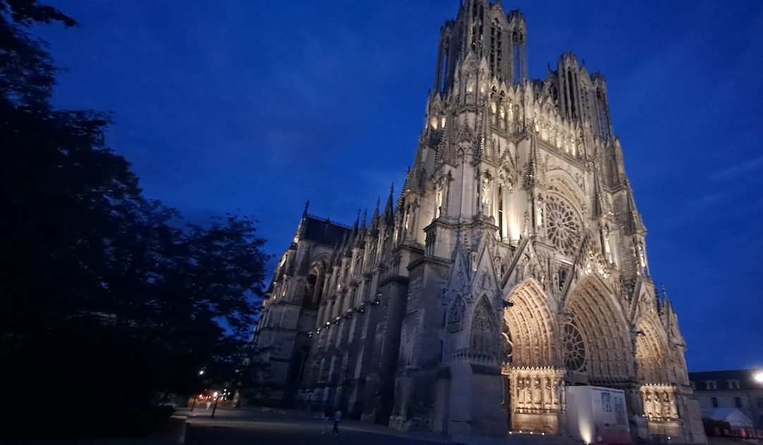 Uma catedral gótica: a matéria transfigurada pela luz