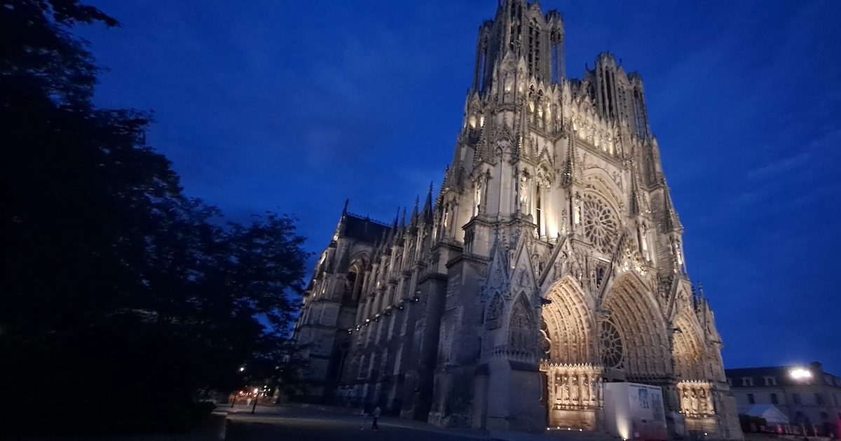 Reims em França, uma das catedrais mais esplendorosas. Foto © António Martins