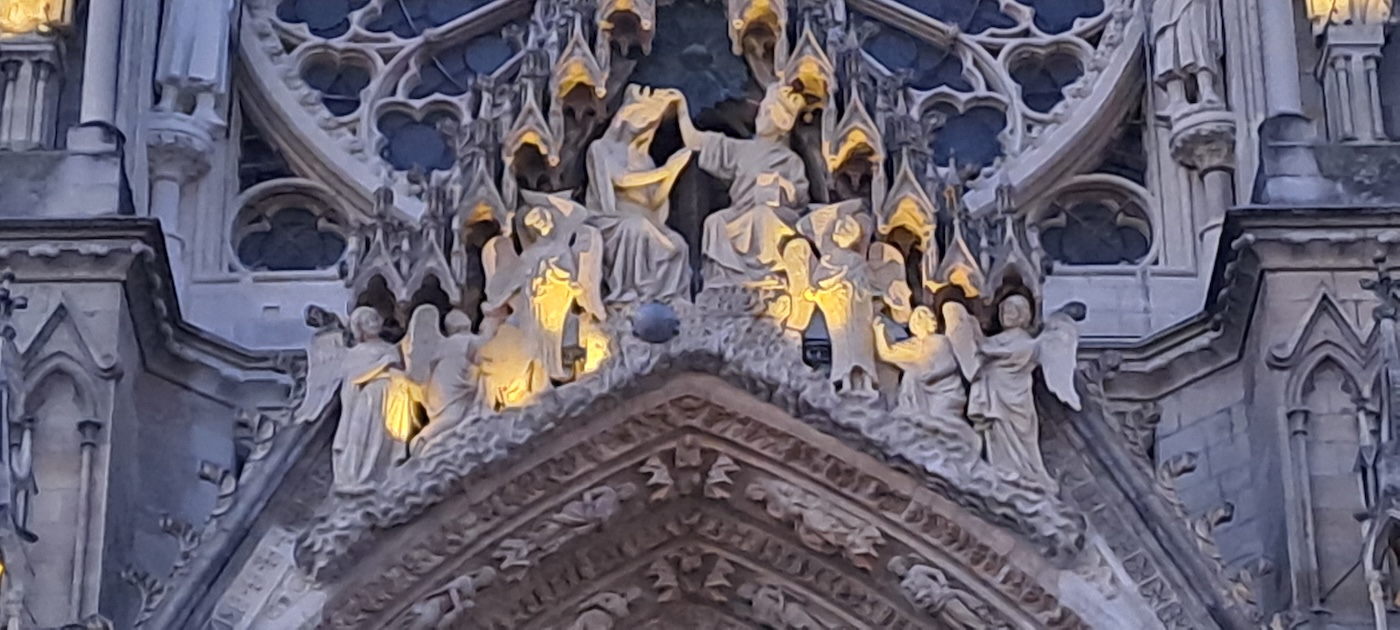 Abrigados e transfigurados pela beleza das catedrais e das abadias, podemos sair renovados em nossa consciência de sermos «pedras vivas» na construção de uma Igreja que continuamente se reforma. Na imagem, Catedral de Reims, França. Foto © António Martins