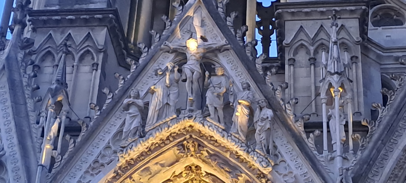 Abrigados e transfigurados pela beleza das catedrais e das abadias, podemos sair renovados em nossa consciência de sermos «pedras vivas» na construção de uma Igreja que continuamente se reforma. Na imagem, Catedral de Reims, França. Foto © António Martins