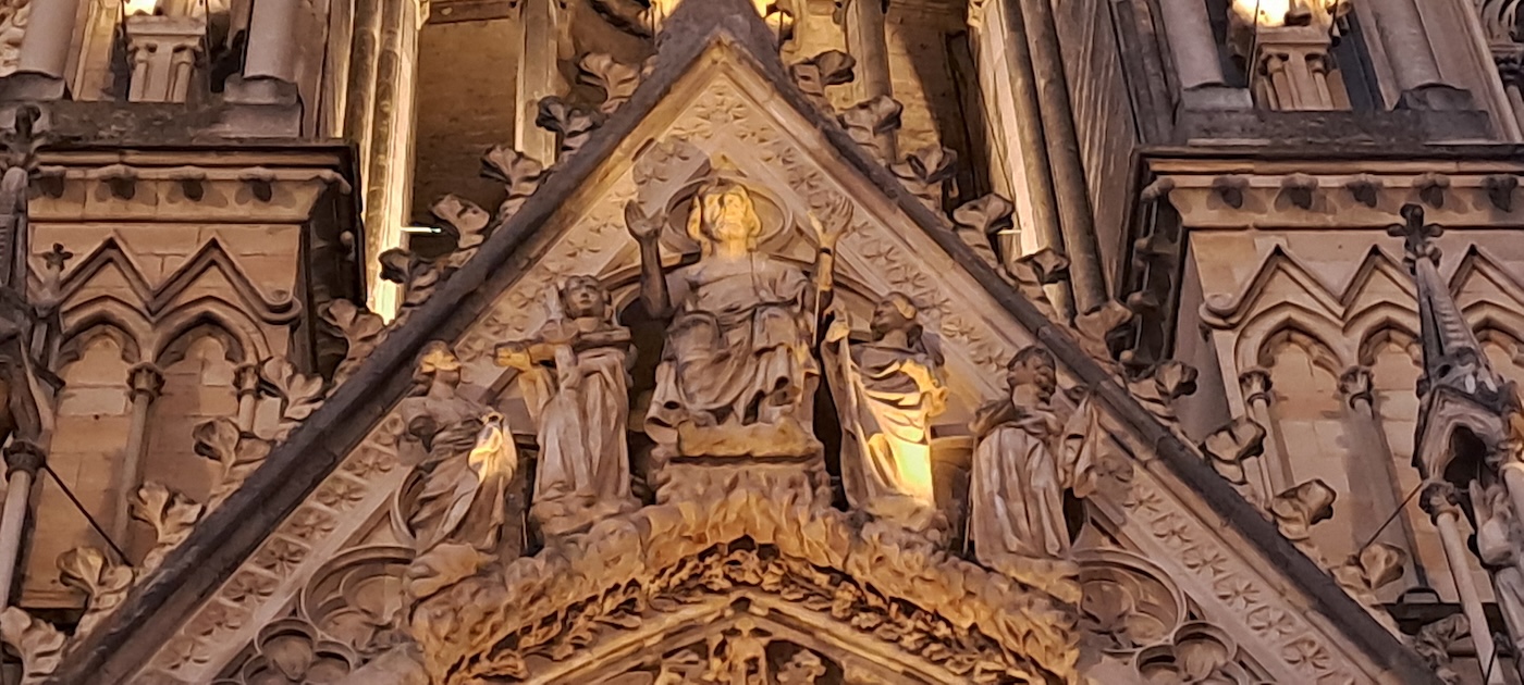Abrigados e transfigurados pela beleza das catedrais e das abadias, podemos sair renovados em nossa consciência de sermos «pedras vivas» na construção de uma Igreja que continuamente se reforma. Na imagem, Catedral de Reims, França. Foto © António Martins