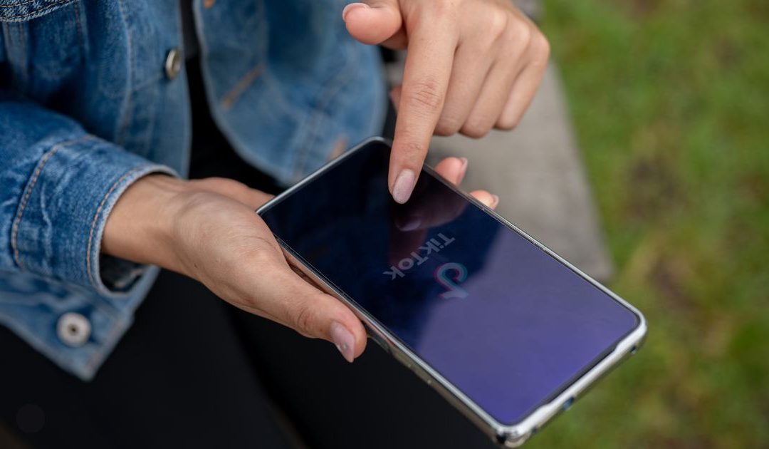 TikTok continua a divulgar métodos de suicídio a adolescentes e a mostrar como se podem mutilar