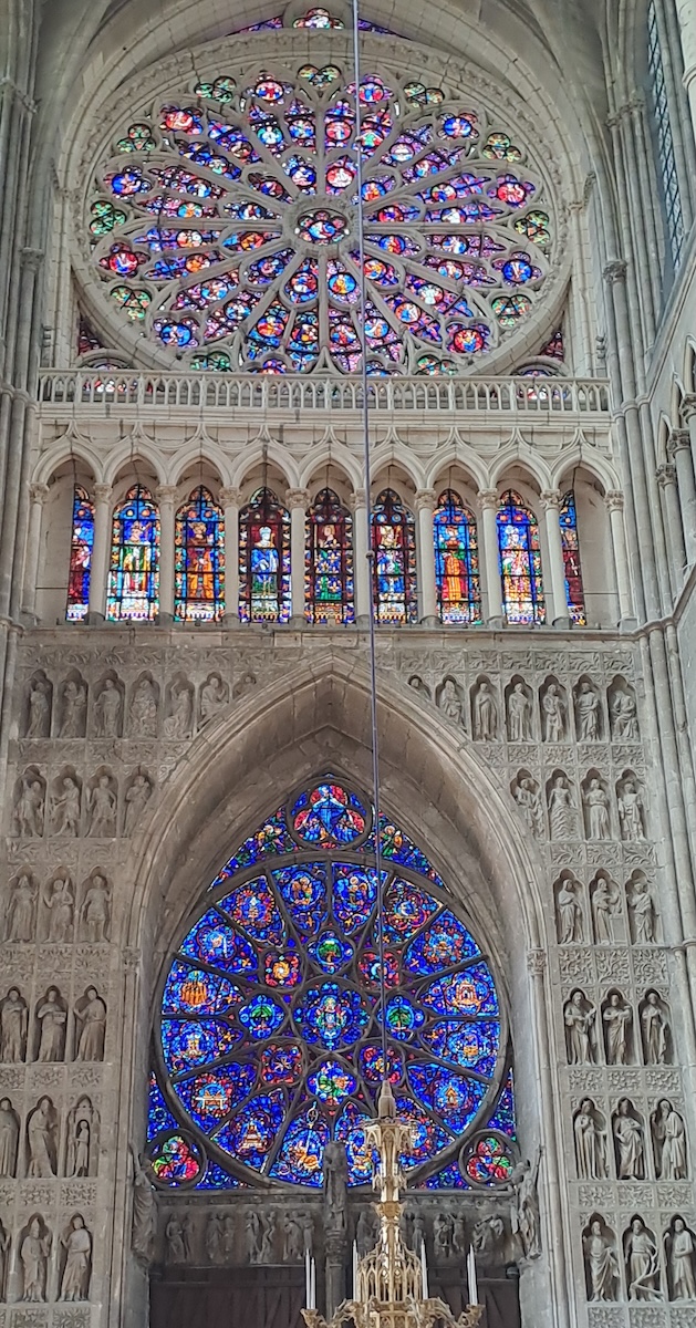 Através das suas esculturas, das imagens dos seus vitrais, o programa iconográfico das catedrais é uma catequese bíblica visual. Na imagem, a Catedral de Reims, França. Foto © António Martins