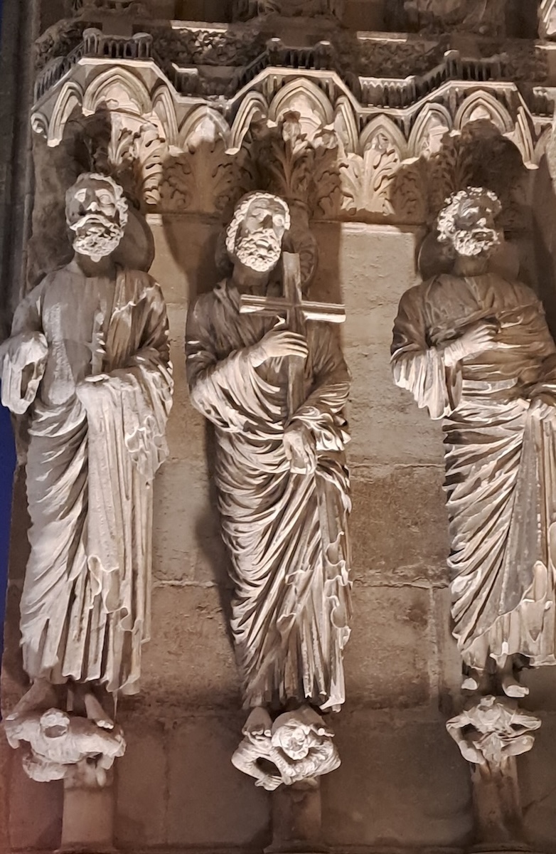 A arquitetura traduz a compreensão da Igreja como comunidade que se edifica na articulação das suas partes fazendo um todo. Na imagem, Catedral de Reims, França. Foto © António Martins