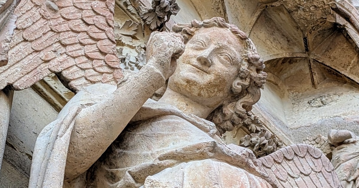O visitante é acolhido pelo sorriso do Anjo. Na imagem, Catedral de Reims, França. Foto © António Martins