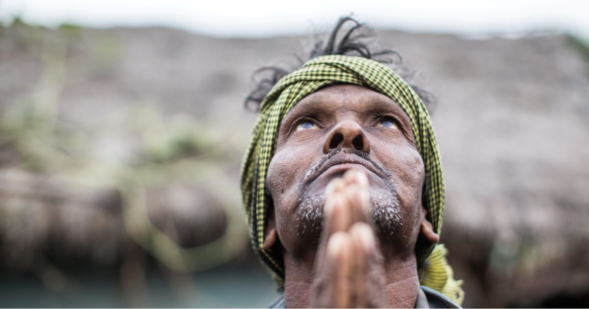Um homem em oração numa pequena aldeia tribal no estado de Jharkhand, na Índia. Foto ACN