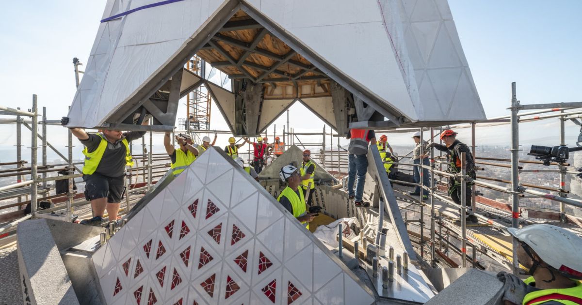 colocada a primeira parte da cruz da torre de Jesus Cristo da Sagrada Família. Foto La Sagrada Familia
