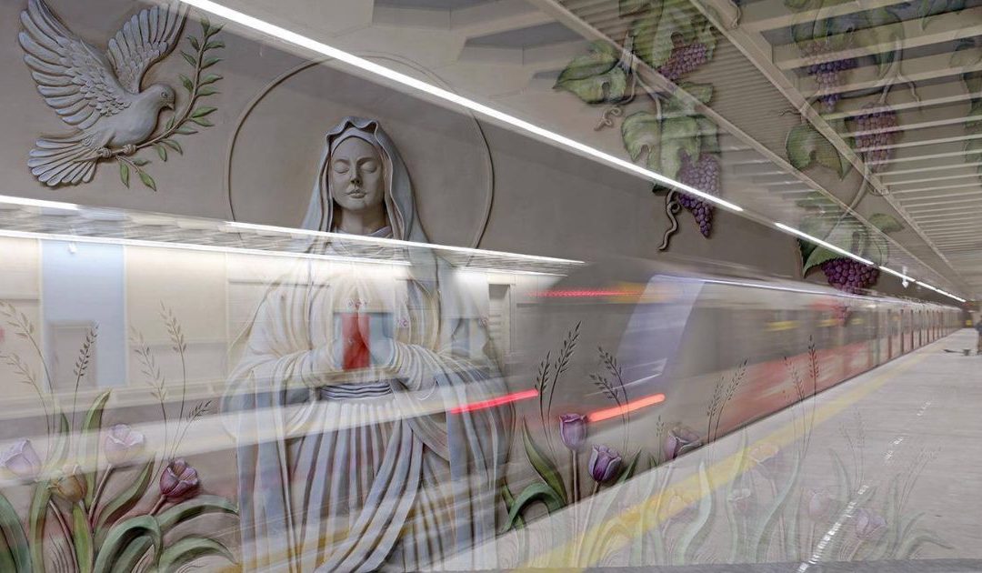 É uma igreja? Uma catedral? Não, é uma estação de metro em Teerão