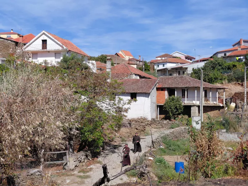 Frades percorrem a pé as ruas da aldeia de Freixeda Foto Hermenegildo Sarmento