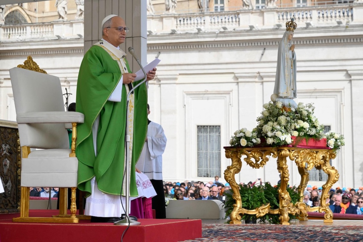 O Papa rezou este domingo pela paz, diante da Imagem de Nossa Senhora de Fátima. Foto © Vatican Media via Agência Ecclesia.