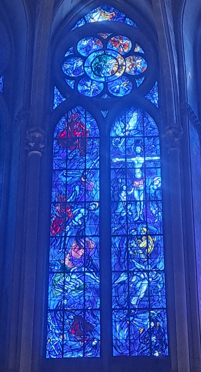Através da luminosidade das coisas visíveis, o crente ascende à contemplação e ao conhecimento das realidades invisíveis. Na imagem, Catedral de Reims, França. Foto © António Martins