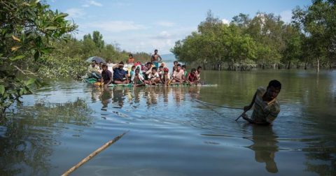Situação dos rohingya em Myanmar é um "teste para a Humanidade" © UNICEFMackenzie Knowles-Coursin Refugiados rohingya atravessam o rio Naf em uma jangada improvisada enquanto fogem da violência em Mianmar, a caminho de Bangladesh em 2017.